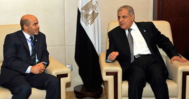 محلب يؤكد من أديس أبابا استمرار دعم مصر للحكومة الشرعية الليبية