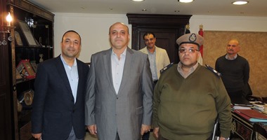 مدير أمن القليوبية يكرم أمين شرطة لتميزه فى العمل