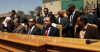 جامعة القاهرة تسلم 1000 تختة لمدارس الجيزة مصنعة بورش الجامعة