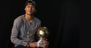 نيمار يتسلم جائزة أفضل لاعب برازيلى فى أوروبا
