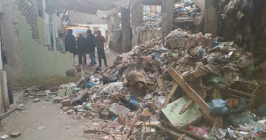 بالصور.. سقوط بقايا منزل منهار يعيق المرور بمنطقة بحرى فى الإسكندرية