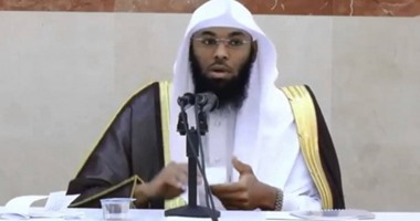 بالفيديو.. داعية سعودى يفتى: الأرض ثابتة والبشر لم يصعدوا للقمر
