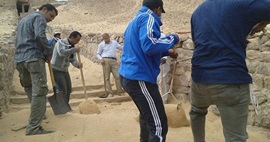 بالصور.. متطوعون أثريون يزيلون 70 طنا من الرمال فوق سلم فرعونى بأسوان