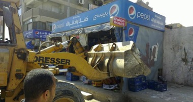 القوات المسلحة والشرطة تؤمن إزالة إشغالات فى شارع فيصل