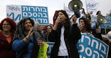 حملة لتلميذات اسرائيليات يطالبن بالحق فى ارتداء السروال القصير