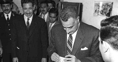 تداول صورة نادرة للزعيم "عبدالناصر" أثناء إدلائه بصوته فى الانتخابات