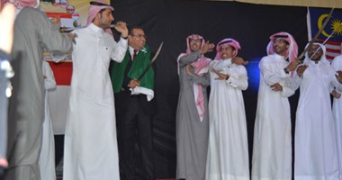 رئيس جامعة المنصورة يشارك بعروض الطلاب الوافدين فى احتفالية يوم الشعوب