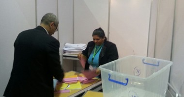بالصور.. بدء فرز أصوات الناخبين فى انتخابات الصيادلة باستاد القاهرة