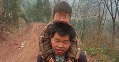 بالصور.. صينى يحمل ابنه المعاق 28 كيلومترا يوميا إلى المدرسة