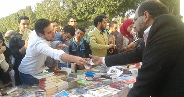 بالصور.. إقبال كثيف لطلاب جامعة حلوان على معرض الكتب بكلية صيدلة