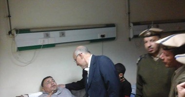 مدير أمن الغربية يقبّل يد مساعد شرطة بترت قدماه فى تفجيرات المحلة