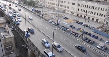 انتظام حركة المرور أعلى كوبرى أكتوبر بعد إزالة حطام حادث انقلاب سيارة 