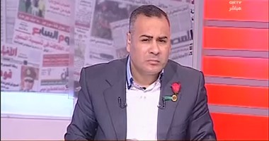 بالفيديو.. جابر القرموطى يعرض على الهواء رغيف عيش عليه "صرصار"