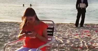 بالفيديو.. رجل يستغرق عاما كاملا فى تحضير مفاجـأة لطلب الزواج من حبيبته