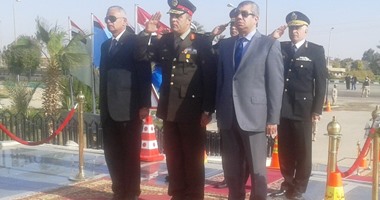 محافظ السويس وقائد الجيش الثالث يضعان أكاليل الزهور على النصب التذكارى