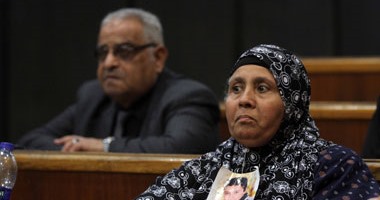 الأمهات يرفعن صور الشهداء فى إعادة محاكمة  73 متهماً فى قضية "مذبحة بورسعيد"