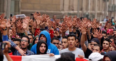 طلاب "وايت نايتس" يشعلون الشماريخ خلال تظاهرهم داخل جامعة القاهرة