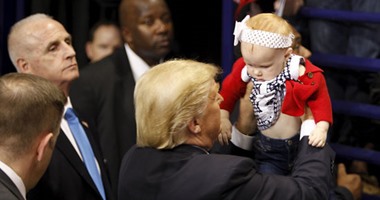 على طريقة الزعيم فى "طيور الظلام".. "ترامب" يحمل طفلاً فى مؤتمر انتخابى