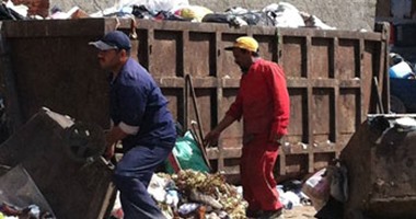 صحافة المواطن.. قارئ يشكو من "تجميع" القمامة فى أحد شوارع دمنهور الرئيسية 