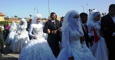 بالصور.. الرئيس يمنح عرسان "الزفاف الجماعى" بالعريش 10 آلاف جنيه لكل زوجين