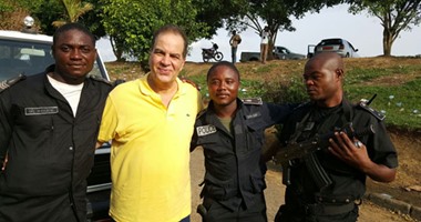 بالصور .. الأمن الكاميرونى مع رئيس بعثة الزمالك