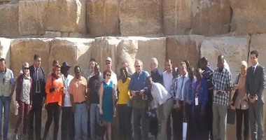 بالفيديو والصور.. وفد أفريقي يزور الأهرامات ويلتقط سيلفى دعما للسياحة المصرية