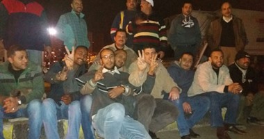 عمال نهضة مصر للنظافة بالإسكندرية يدخلون فى إضراب بسبب عدم تقاضى رواتبهم