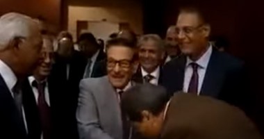 بالفيديو..أحقر مشهد فى تاريخ السياسة..عكاشة يقبل يد سيده صفوت الشريف