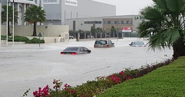 قارئ يشارك بفيديوهات ترصد هطول أمطار رعدية وغرق الشوارع فى دبى