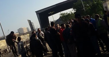 بالصور.. إضراب عمال النظافة بـ"نهضة مصر" فى الإسكندرية لعدم صرف رواتبهم