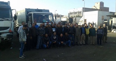 بالصور..إضراب عمال بشركة نظافة خاصة بالإسكندرية لليوم الثانى بسبب الرواتب