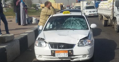 صحافة المواطن.. سائق تاكسى يصدم سيدة أمام بوابة مدينة الشروق
