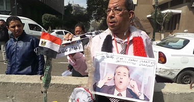 مواطن يطالب بإعدام توفيق عكاشة أمام بوابة البرلمان‎