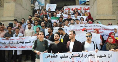 وقفة احتجاجية لعمومية البيطريين أمام دار الحكمة وسط هتافات "اغيثونا"