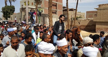 أهالى البدارى يستقبلون شخص تغيب عن أسرته 20 عاما بالطبل والمزمار 