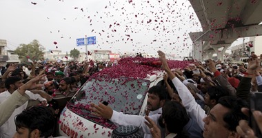 بالصور.. عشرات الألوف يلقون الورود على نعش رجل شرطة باكستانى تم إعدامه