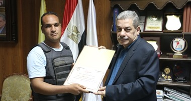 رئيس جامعة بنى سويف يكرم فرد أمن بالمستشفى الجامعى تصدى لبلطجية