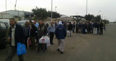 بالصور.. عمال شركة النظافة بالإسكندرية يواصلون إضرابهم بسبب الرواتب المتأخرة 