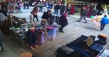 بالفيديو.. بائع تركى يضرب طفلا سوريا بوحشية وسط سوق بالأناضول