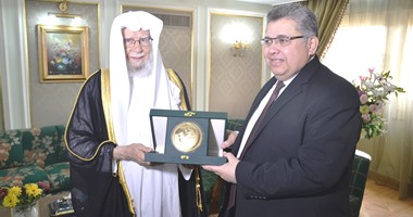 أمين عام رابطة العالم الإسلامى يلتقى رئيس مجلس الدولة بالقاهرة