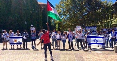 مصرى يرفع علم فلسطين فى وجه مسيرة داعمة لإسرائيل بجامعة فى جنوب أفريقيا