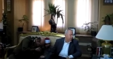 بالفيديو.. محافظ الشرقية يقبل يد طفل كفيف حفظ القرآن و يمنحه 3 آلاف جنيه