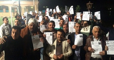 بالصور..مظاهرات ليلية بقرى دائرة توفيق عكاشة للمطالبة بإسقاط عضويته