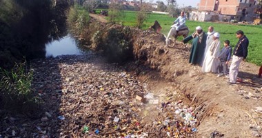 باالفيديو والصور.. غرق منازل قرية نعيم بسبب المياه الجوفية فى بنى سويف