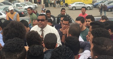 مشادات بين السائقين وطلاب أكاديمية المستقبل لقطعهم طريق "مصر الإسماعيلية"