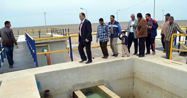 بالصور.. إزالة المخلفات بمأخذ محطة مياه شرب قرية الخريجين بكفر الشيخ