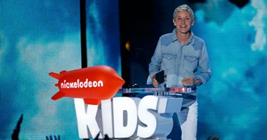 بالصور.. دى جينيريس "مهووسة" تصوير بحفل "KIDS' CHOICE AWARDS"