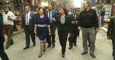 بالفيديو والصور.. زوجة رئيس مقدونيا تزور شارعى المعز وخان الخليلى