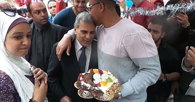 بالفيديو جابر نصار يحتفل بعيد ميلاد طالب بعلبة شيكولاتة والأخير يقبل رأسه اليوم السابع