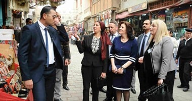 زوجة رئيس مقدونيا تنهى جولتها بالقاهرة بشراء "طاولة صدف" من خان الخليلى